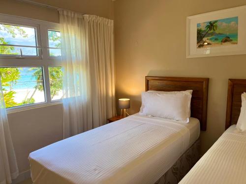 Katil atau katil-katil dalam bilik di Panorama Guesthouse Apartments Beau Vallon Beach