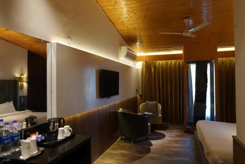 TV a/nebo společenská místnost v ubytování Kasauli Hills Resort