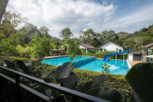 vista para uma piscina num resort em Villa Renai Resort em Bentong