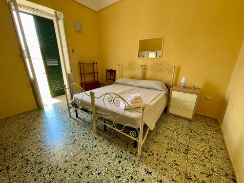 una camera con letto e finestra di Vespucci 8 a Castro di Lecce