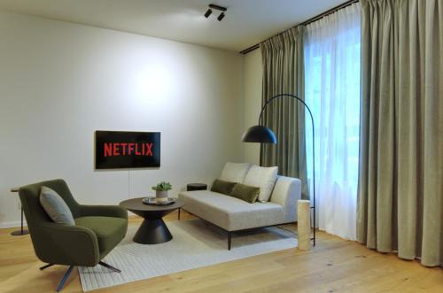 a living room with a couch and a chair at VB Boutique Apartment - Studio in belebtem Viertel nah zur Messe in Frankfurt/Main