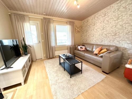 卡亞尼的住宿－Lumikukka Vuokatti，带沙发和平面电视的客厅