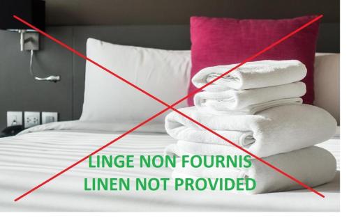 une pile de serviettes posée sur un lit dans l'établissement Camping Onlycamp La Gâtine, à Bléré