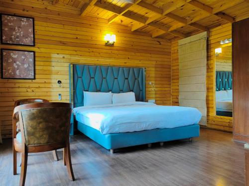 Postel nebo postele na pokoji v ubytování Kasauli Hills Resort