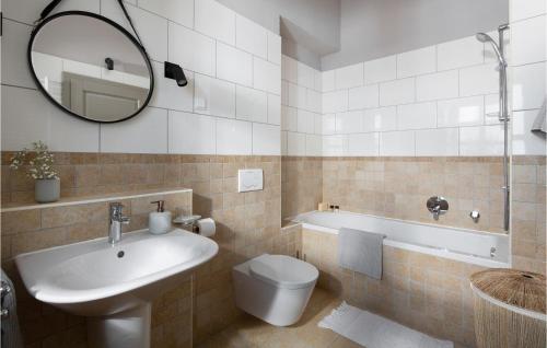 een badkamer met een wastafel, een toilet en een spiegel bij Villa Flower in Sveti Lovreč Pazenatički