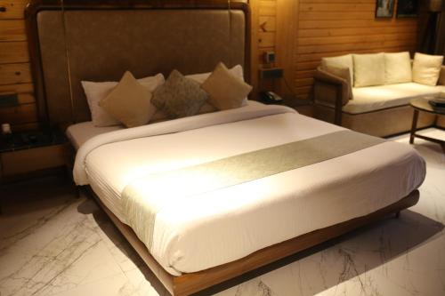 Postel nebo postele na pokoji v ubytování Kasauli Hills Resort