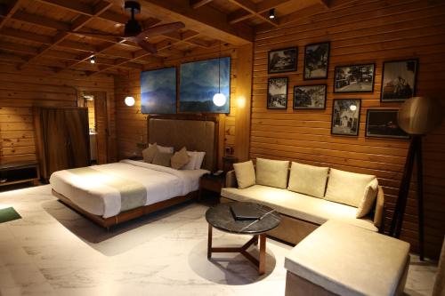 Postel nebo postele na pokoji v ubytování Kasauli Hills Resort