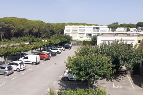 Un tas de voitures garées dans un parking dans l'établissement Studio cosy, à La Grande Motte
