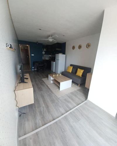 un salon avec un canapé et une table dans l'établissement Studio cosy, à La Grande Motte