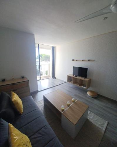 un salon avec un canapé et une table basse dans l'établissement Studio cosy, à La Grande Motte