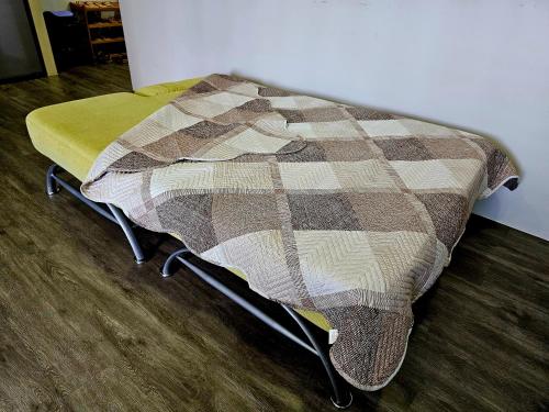 Bett mit einer Decke auf dem Zimmer in der Unterkunft Amy*USS@The Springs Mall in Kuching