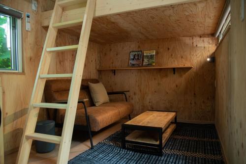 斜里町にあるHOTEL BOTHの小さな客室で、二段ベッド1組、はしごが備わります。