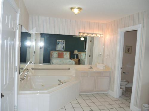 Bilik mandi di Studio Villa 509L at Brunswick Plantation