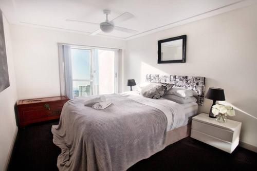 安特兰斯Waterview luxury hideaway, 2 min walk to all, pool的一间带大床和窗户的白色卧室