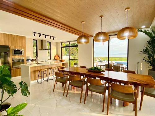 Televisyen dan/atau pusat hiburan di The Modern Lake House