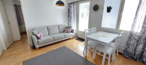 uma sala de estar com um sofá e uma mesa em Reissupesä em Raahe