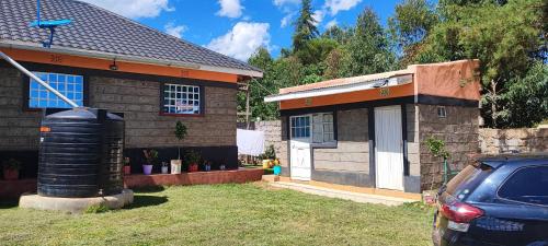 エルドレットにあるCamp Flo, Eldoret -Where Comfort Meets Tranquility in a 3-Bedroom Guest Stay -in own compoundの前に車が駐車されている家
