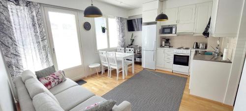 salon z kanapą i kuchnią w obiekcie Reissupesä w mieście Raahe