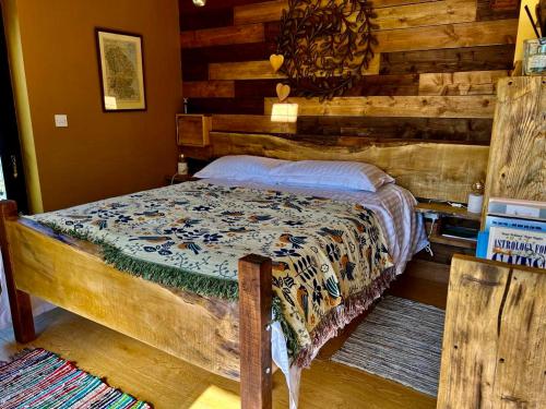 1 dormitorio con 1 cama con pared de madera en The Vikings Retreat en Donington on Bain
