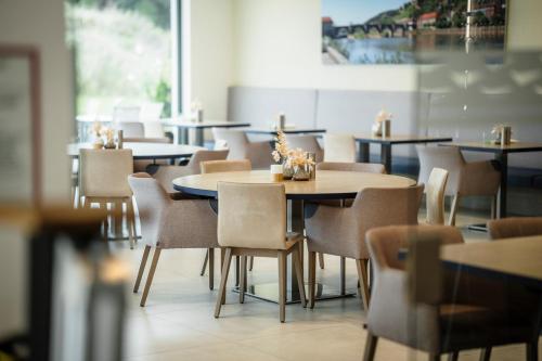 un restaurante comedor con mesas y sillas en i - PARK Hotel Klingholz, en Reichenberg