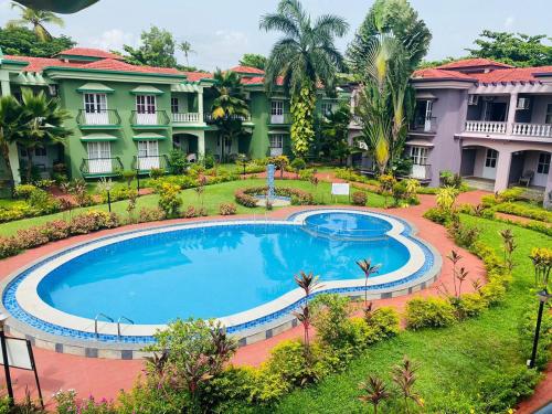 une vue aérienne d'une piscine dans un complexe hôtelier dans l'établissement Beach Apartment 1,COLVA, GOA, à Colva