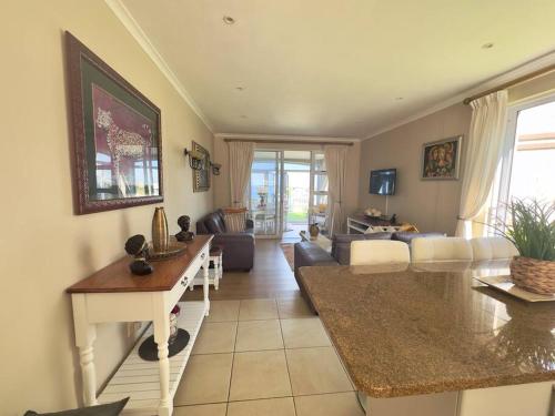 sala de estar con sofá y mesa en Luxury Lifestyle Villa en Mossel Bay