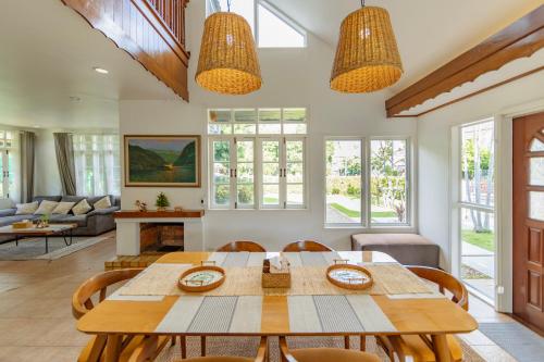 a dining room with a table and chairs at Ai House Nimman Chiang Mai in Chiang Mai