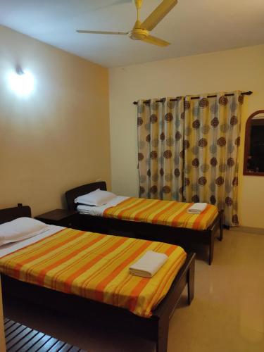 Postel nebo postele na pokoji v ubytování Beach Apartment 1,COLVA, GOA