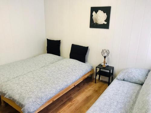 um quarto com 2 camas individuais e uma mesa em Studio indépendant dans une maison avec jardin em Serris
