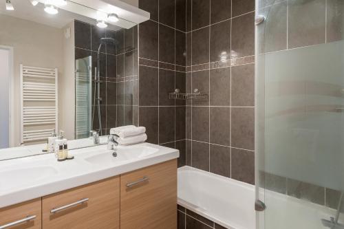 une salle de bain avec un lavabo et une douche dans l'établissement Chez Léon - Métro, Bus, Garage Double, 6 Personnes, à Villeurbanne