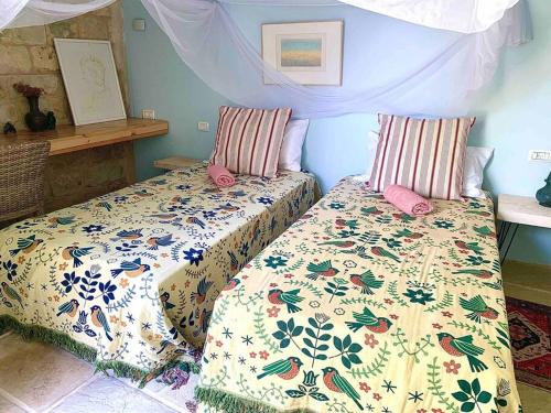 Passiflora Suite tesisinde bir odada yatak veya yataklar
