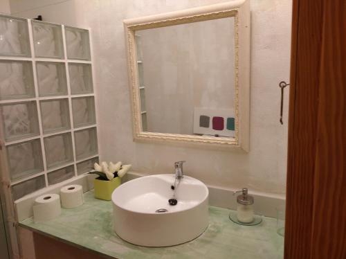 ムルシアにあるEl Valleのバスルーム(白い洗面台、鏡付)