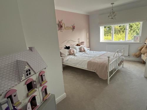 Un dormitorio con una cama con dos perros. en Stunning 5 bedroom country home with amazing views, en Leamington Spa