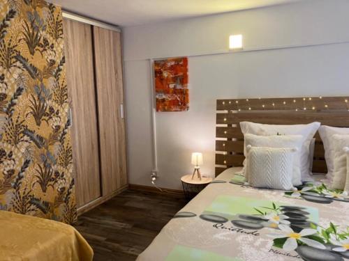 una camera con due letti e una finestra con copriletto di Seaview Terrace Appartement a Flic-en-Flac