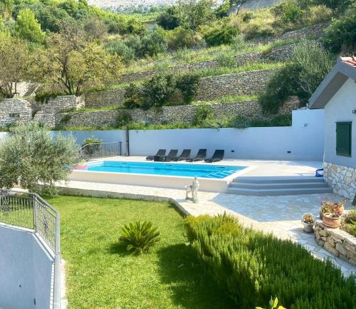Villa mit Pool und Hof in der Unterkunft Luxury Sea View Apartment in Jesenice