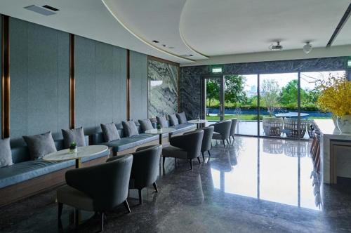 a restaurant with chairs and tables and a large window at 楓葉閣溫泉會館Hot Spring Hotel in Hsin-hsing