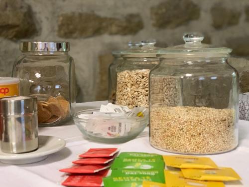 una mesa con dos tarros de avena y otros ingredientes en Stabat Mater Casa di Preghiera, en Valdragone