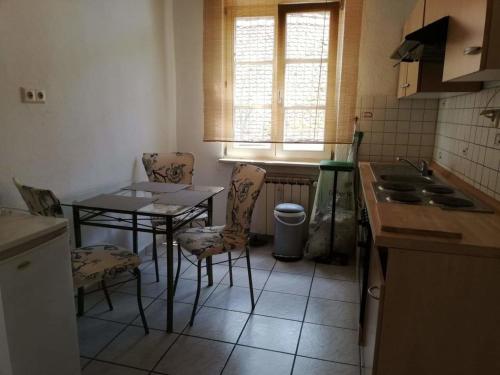a kitchen with a table and chairs and a sink at Apartment White, Wohnung in Altenstadt