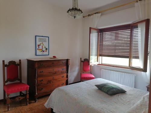 ein Schlafzimmer mit einem Bett, einer Kommode und einem Fenster in der Unterkunft B&b Villaggio Sole in Sulmona