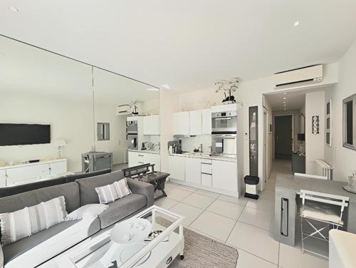 un salon avec un canapé et une table dans l'établissement PALAIS MIRAMAR CROISETTE APART 1 MIN CARLTON, à Cannes