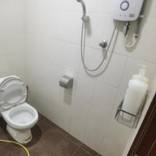 Bilik mandi di 8号房有厕所厨房冰箱洗衣机