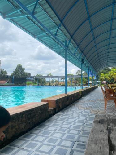 ein großer Pool mit klarem blauen Wasser in der Unterkunft Guest House BSP 
