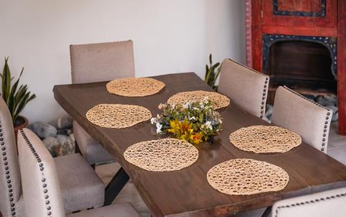 una mesa de madera con sillas y flores. en Offto Resort Hunza, en Hunza