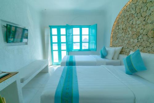 Katil atau katil-katil dalam bilik di Loccal Collection Hotel Komodo