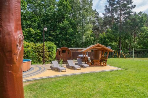 Κήπος έξω από το Apartamenty Gajówka- rowery, plac zabaw, sauna, jacuzzi