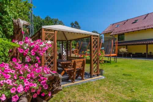 Κήπος έξω από το Apartamenty Gajówka- rowery, plac zabaw, sauna, jacuzzi