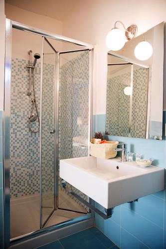 a bathroom with a sink and a shower at B&B La Chora Di Paestum in Paestum