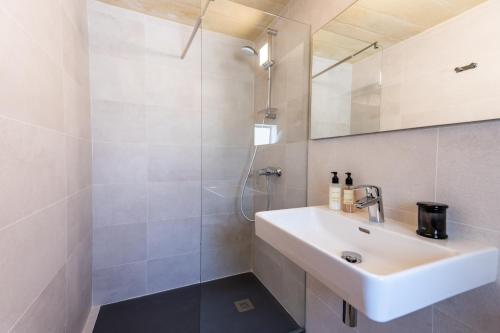 biała łazienka z umywalką i prysznicem w obiekcie Dar ta' Mansi Farmhouse with Private Pool w mieście Għarb