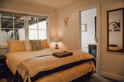 um quarto com uma cama e uma janela em Little Beauty on Belt em New Plymouth