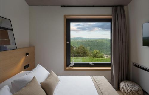 um quarto com uma cama e uma grande janela em Villa Pine Tree em Labin